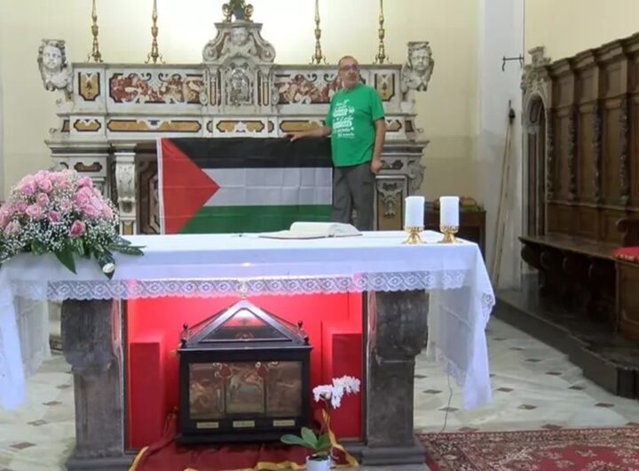 La bandiera esposta in chiesta