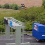 Salto mortale in volo tra due tir in movimento