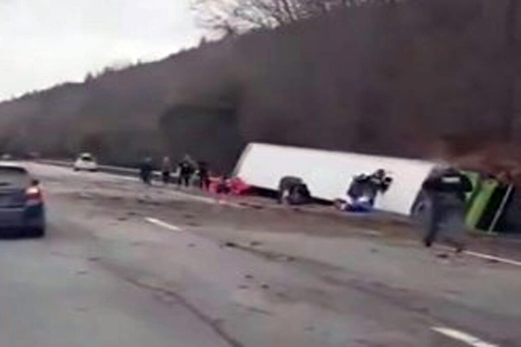 Le prime immagini dopo l'incidente del bus turistico avvenuto a New York