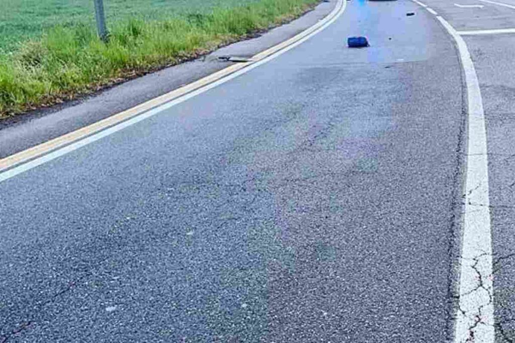 La strada in cui una donna è caduta dal monopattino finendo in un canale