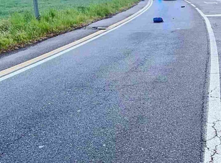 La strada in cui una donna è caduta dal monopattino finendo in un canale