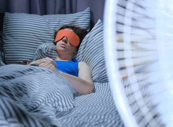 Donna dorme col ventilatore