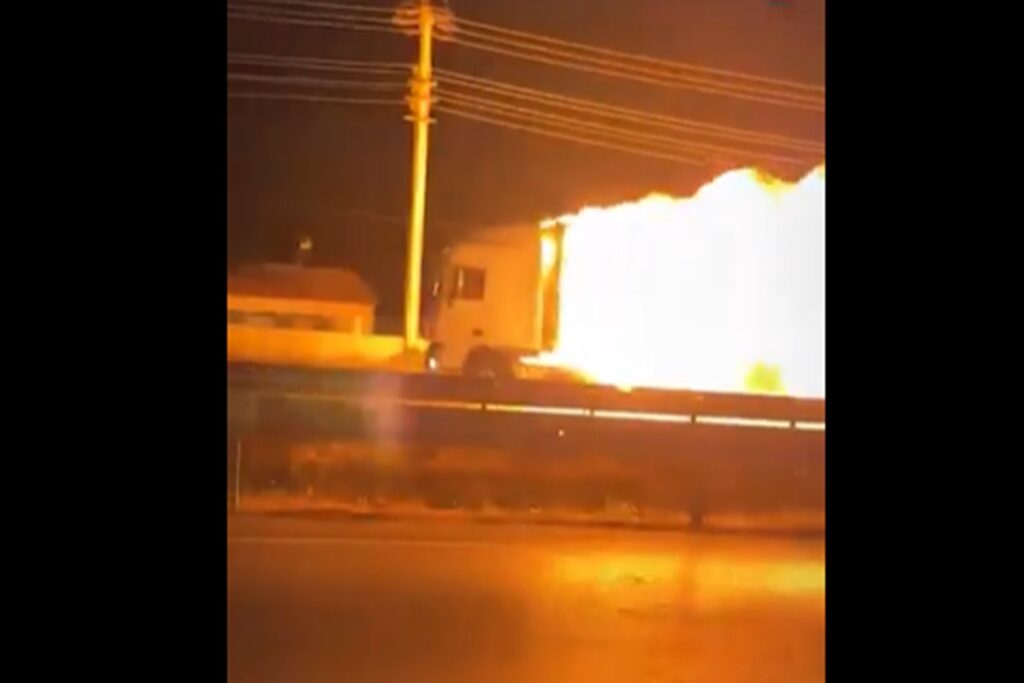 Il video del camion che prende fuoco e viaggia avvolto dalle fiamme in autostrada