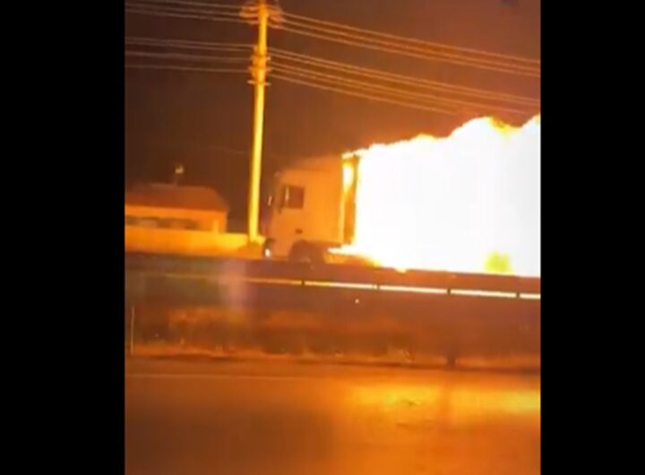 Il video del camion che prende fuoco e viaggia avvolto dalle fiamme in autostrada