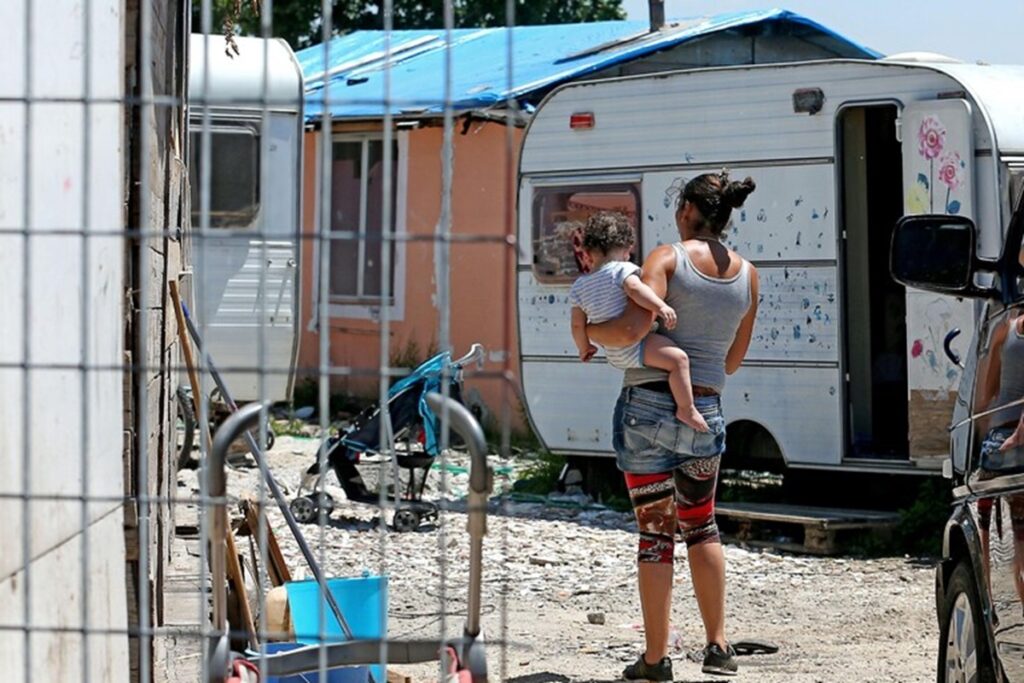 Se quattro bambini in auto uccidono, i politici si azzuffano: le tante occasioni di lite, nella foto Un campo rom