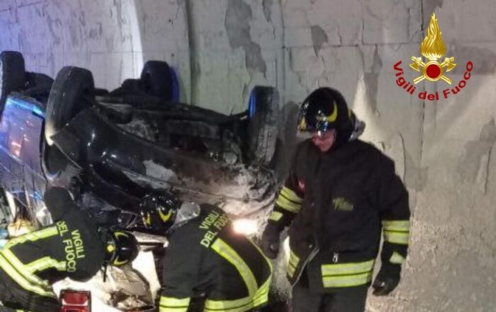 auto rbaltata sulla a23