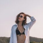 Una donna in bikini in piedi sulla spiaggia