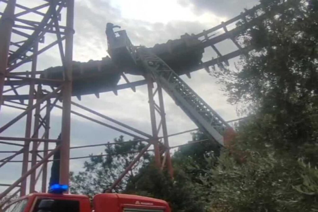 Persone bloccate sulle montagne russe per un guasto