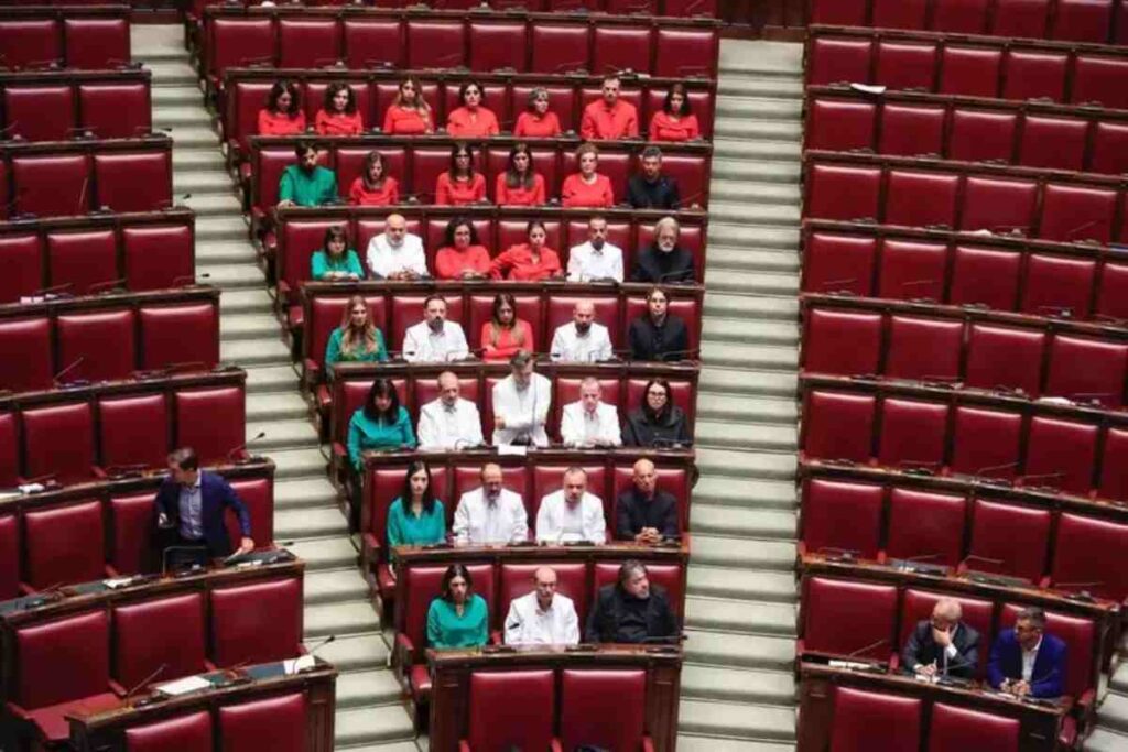 I parlamentari M5s con la bandiera della Palestina