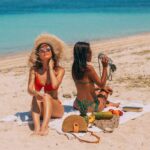 ragazze prendono il sole