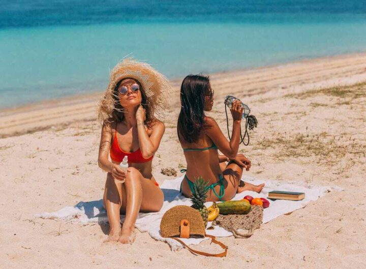 ragazze prendono il sole