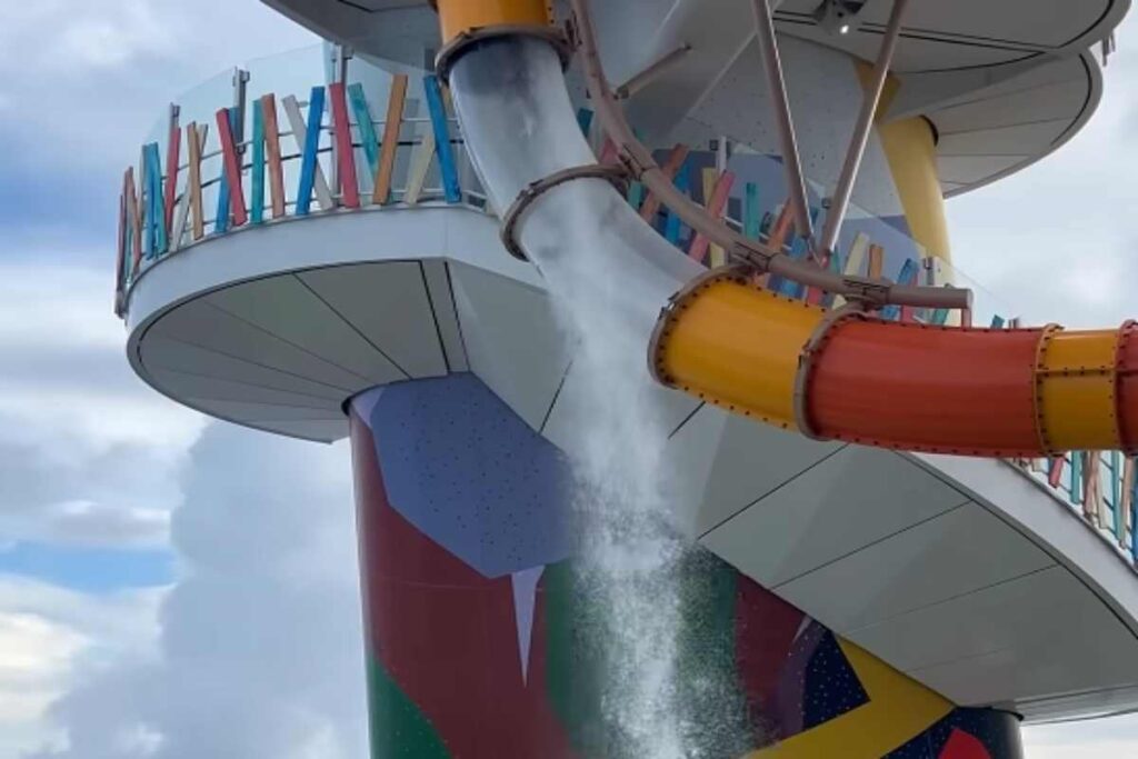 Pannello scivolo ad acqua rotto su una nave da crociera