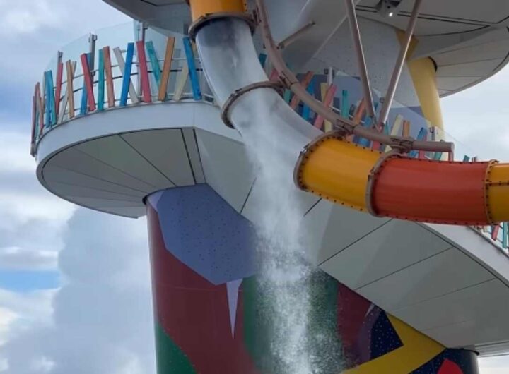 Pannello scivolo ad acqua rotto su una nave da crociera