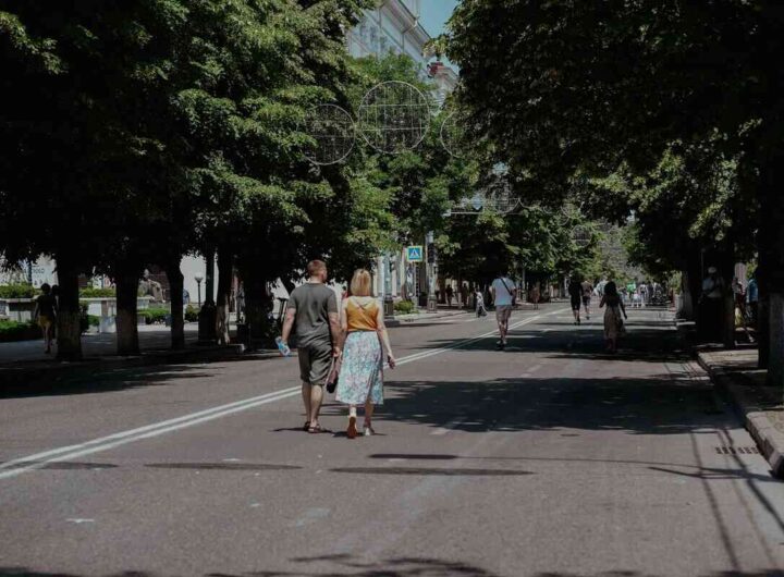 strada di città in estate