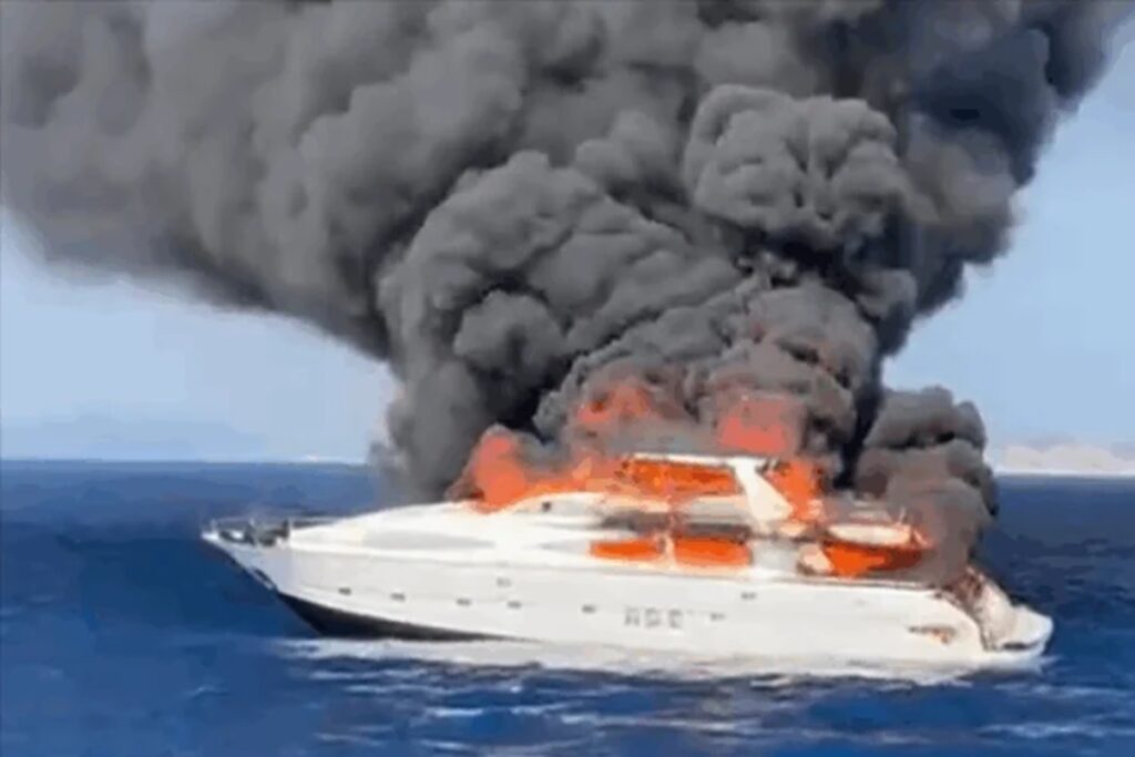 Lo yacht che ha preso fuoco al largo di Formentera