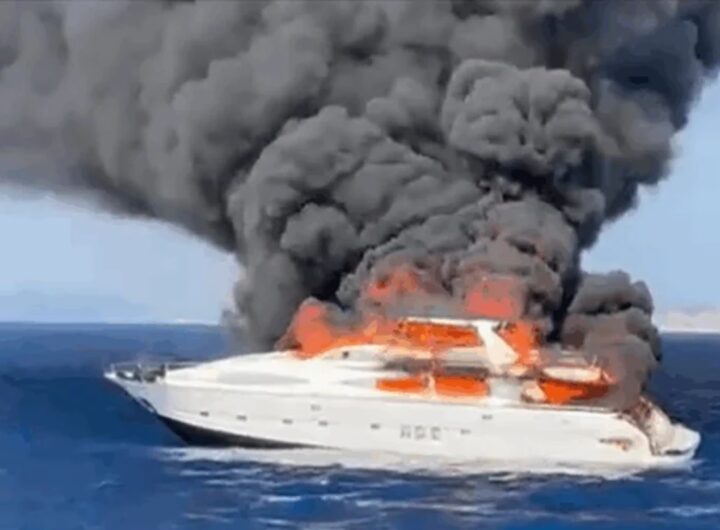 Lo yacht che ha preso fuoco al largo di Formentera