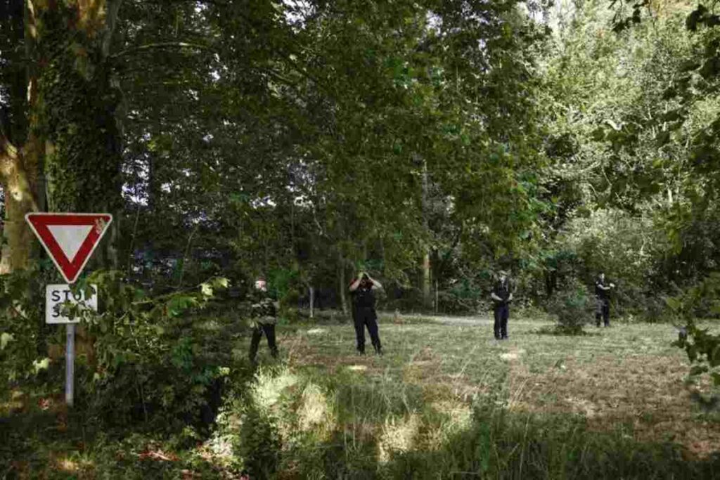 Poliziotti sul luogo del ritrovamento del cadavere