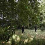 Poliziotti sul luogo del ritrovamento del cadavere