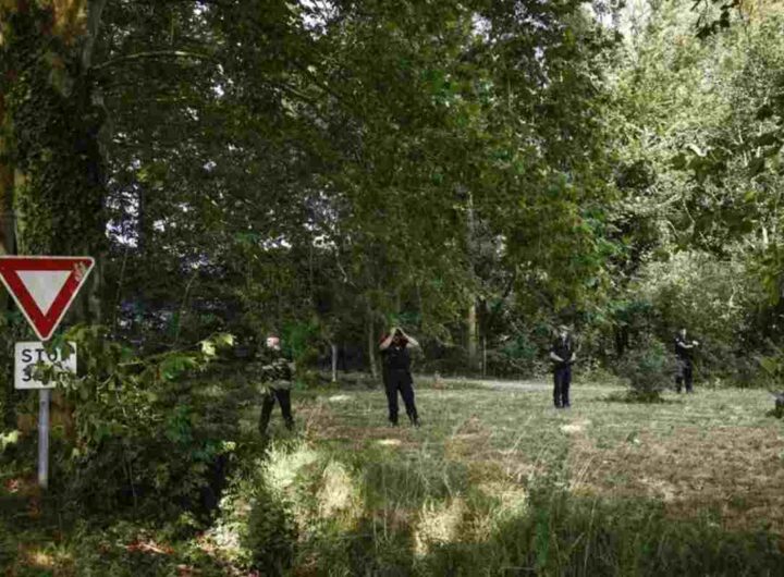 Poliziotti sul luogo del ritrovamento del cadavere