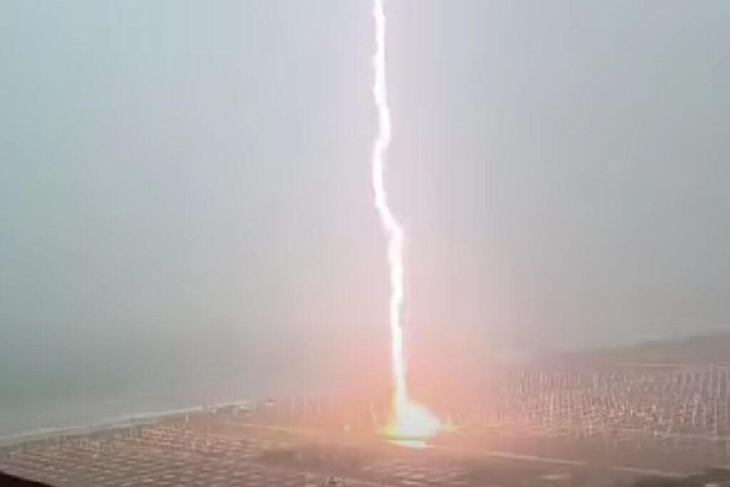 Fulmine colpisce la spiaggia
