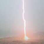 Fulmine colpisce la spiaggia