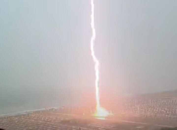 Fulmine colpisce la spiaggia