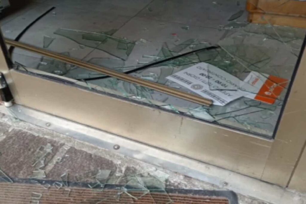 La vetrina spaccata a Trento