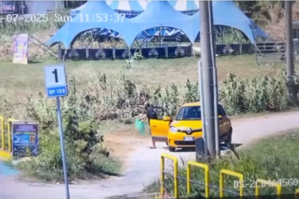 getta rifiuti per strada