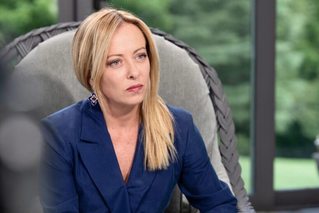 Giorgia Meloni ha deluso gli oppositori: un gran bel discorso, niente lite con Salvini, nella foto giorgia meloni in blu