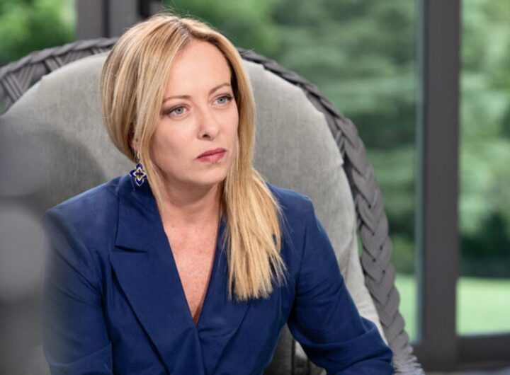 Giorgia Meloni ha deluso gli oppositori: un gran bel discorso, niente lite con Salvini, nella foto giorgia meloni in blu