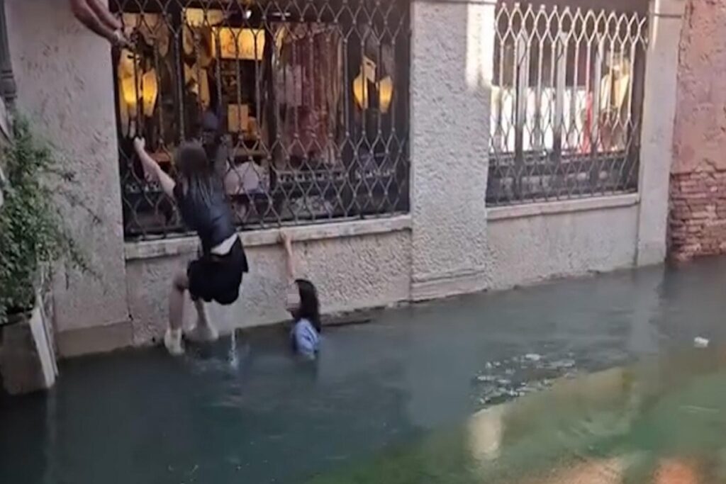 Il video dei turisti finiti in acqua a Venezia