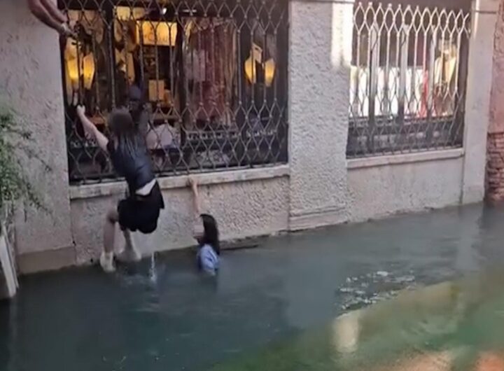 Il video dei turisti finiti in acqua a Venezia