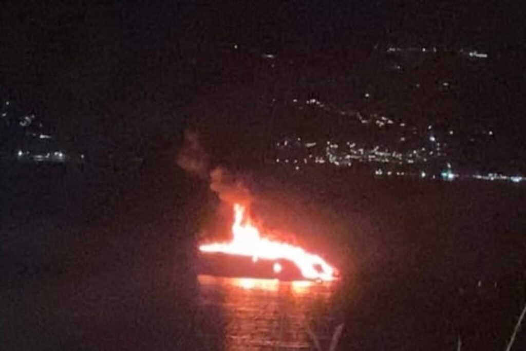 Yacht avvolto dalle fiamme