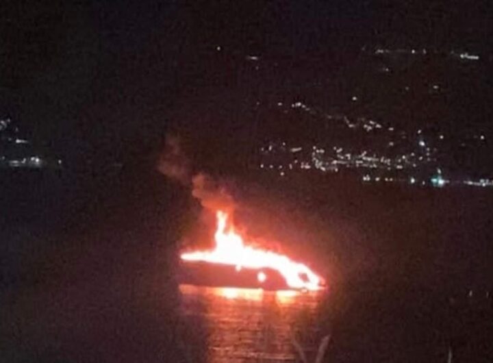 Yacht avvolto dalle fiamme