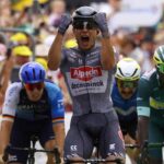 Vuelta, il belga Jasper Philipsen vince in volata la prima tappa italiana della Vuelta a Novara, prima maglia Roja