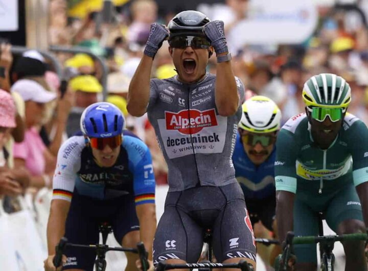 Vuelta, il belga Jasper Philipsen vince in volata la prima tappa italiana della Vuelta a Novara, prima maglia Roja