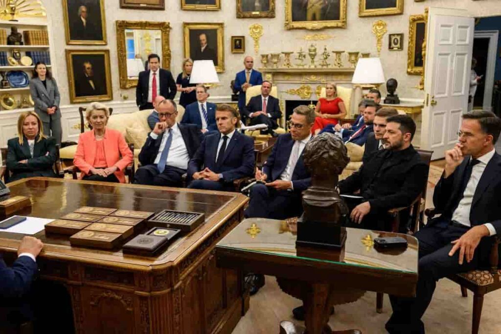 L’ombra di Fantozzi sui leader europei da Trump, manca Churchill nel remake del ‘39, Anchorage al posto di Monaco, nella foto i leader europei davanti a trump