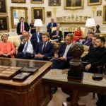 L’ombra di Fantozzi sui leader europei da Trump, manca Churchill nel remake del ‘39, Anchorage al posto di Monaco, nella foto i leader europei davanti a trump