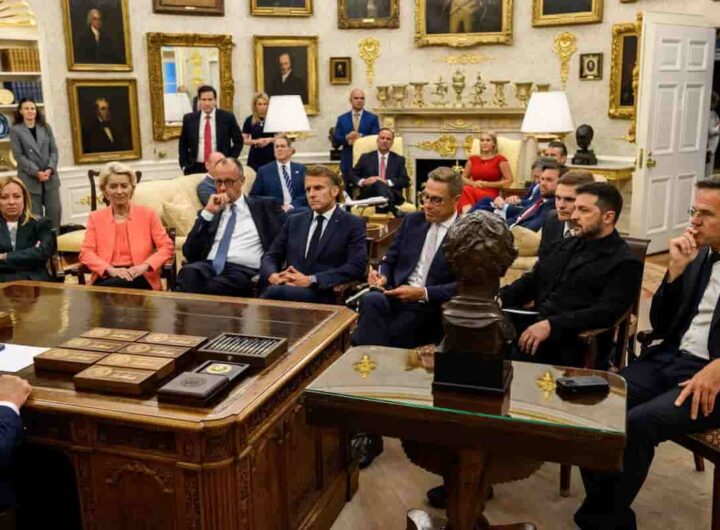 L’ombra di Fantozzi sui leader europei da Trump, manca Churchill nel remake del ‘39, Anchorage al posto di Monaco, nella foto i leader europei davanti a trump