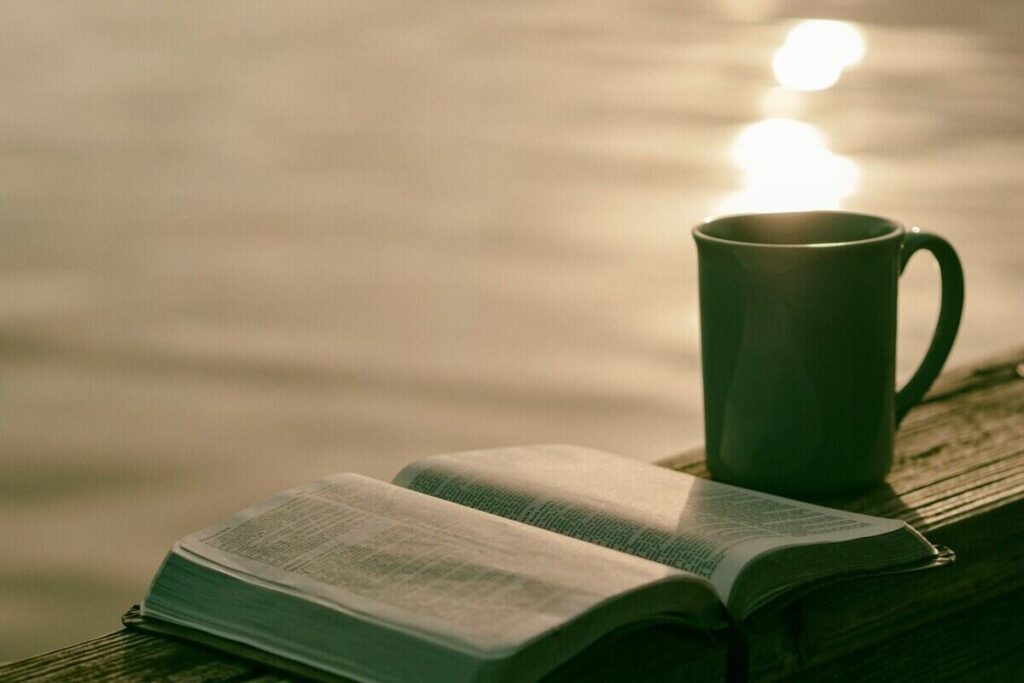 un libro e una tazza di tè