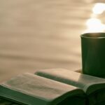 un libro e una tazza di tè