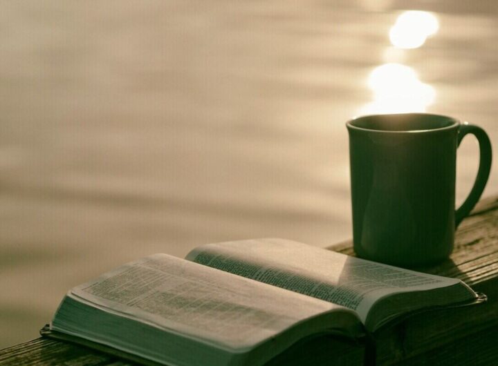 un libro e una tazza di tè