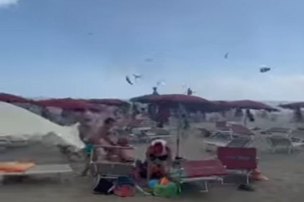 La tromba d'aria che ha colpito la spiaggia di Maccarese