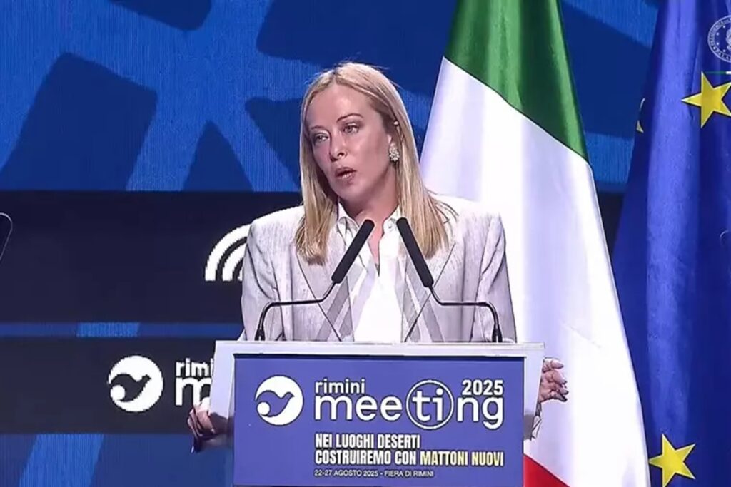 Meloni democristiana? Il grande gioco di Giorgia: convertita da fascista a moderata o è solo tattica elettorale?, nella foto Giorgia Meloni al Meeting di Rimini il 27 agosto 2025