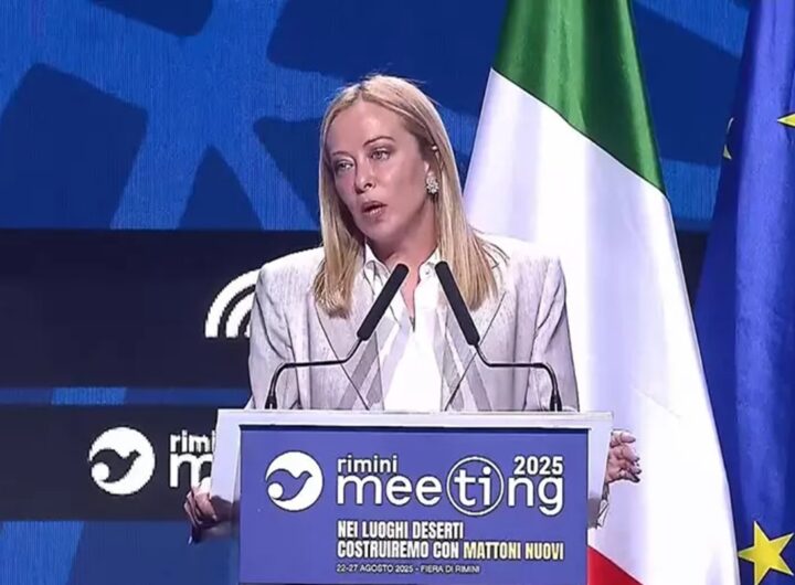 Meloni democristiana? Il grande gioco di Giorgia: convertita da fascista a moderata o è solo tattica elettorale?, nella foto Giorgia Meloni al Meeting di Rimini il 27 agosto 2025
