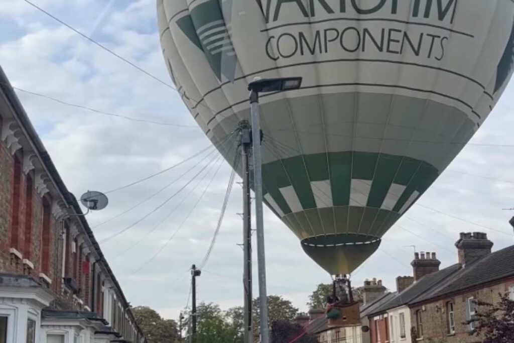 L'attaggio di emergenza di una mongolfiera in strada