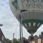 L'attaggio di emergenza di una mongolfiera in strada