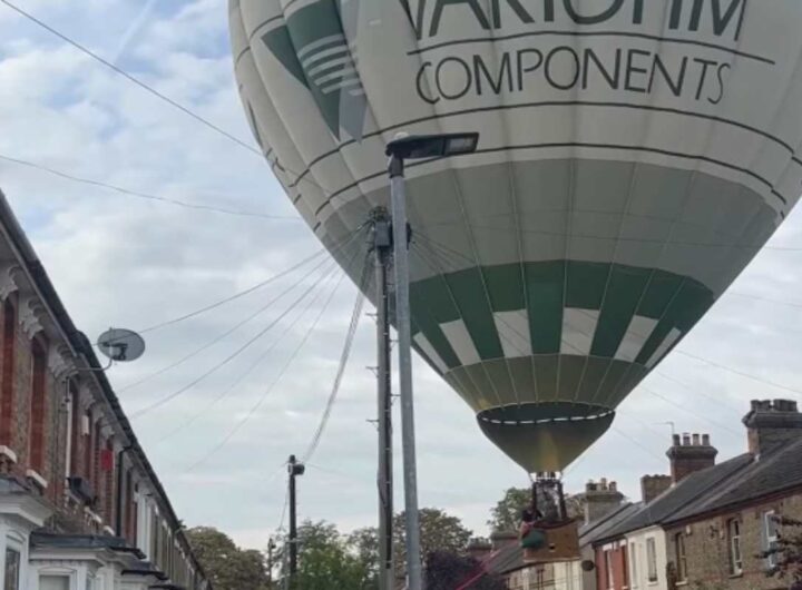L'attaggio di emergenza di una mongolfiera in strada