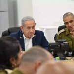 Netanyahu con i ministri e i militari in una riunione