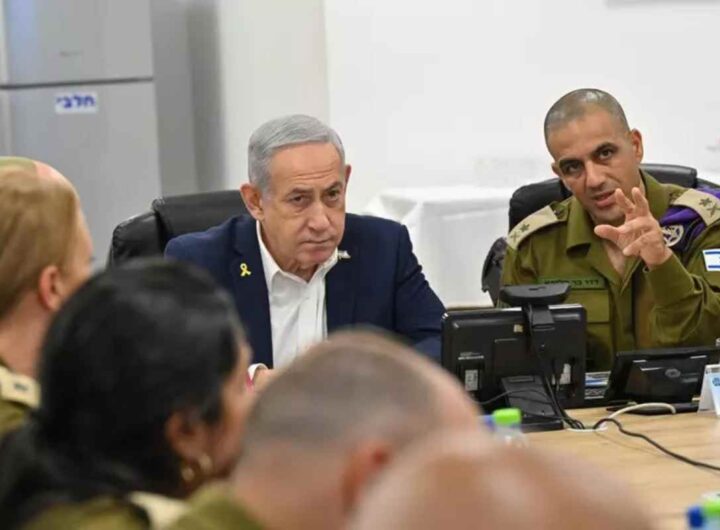 Netanyahu alla riunione con i ministri